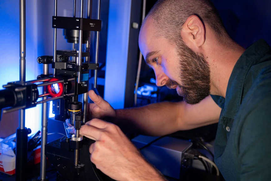 CEITEC/Václav Široký: Potato starch surpasses even nanomaterials in its optical properties: Physicist Petr Bouchal in the lab.