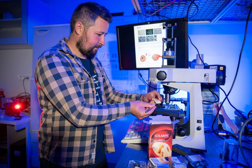 CEITEC/Václav Široký: Potato starch surpasses even nanomaterials in its optical properties: Physicist Petr Viewegh in the lab at the Faculty of Mechanical Engineering BUT.