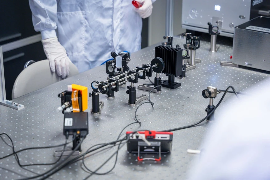 CEITEC/Václav Koníček: Microscope of the Future: Combining Light and Electrons Wins Prestigious Grant: Andrea Konečná's research