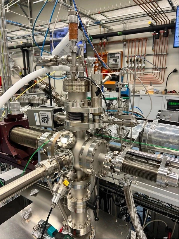 FZU AV ČR: A cutting-edge modular system for surface research is moving from JRC Karlsruhe to Prague.