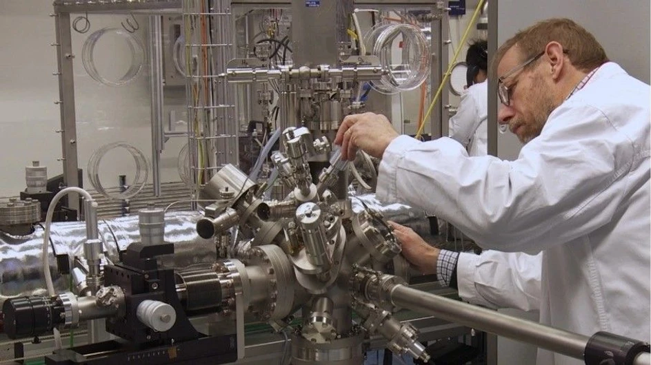 <p>Institue of Physics of the Czech Academy of Sciences: Thomas Gouder with the modular system for surface research at JRC Karlsruhe.</p>