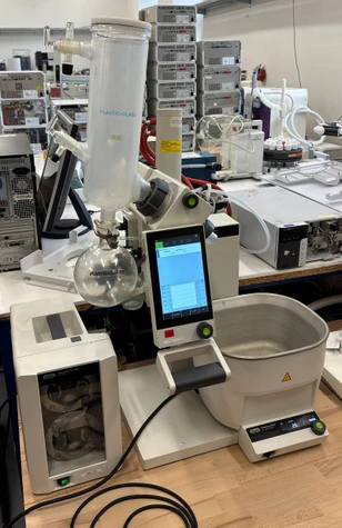 BUCHI Rotavapor R-300 EL Rotary Evaporator with B-300 Base Heating Bath and V-300 Vacuum Pump (Tested)