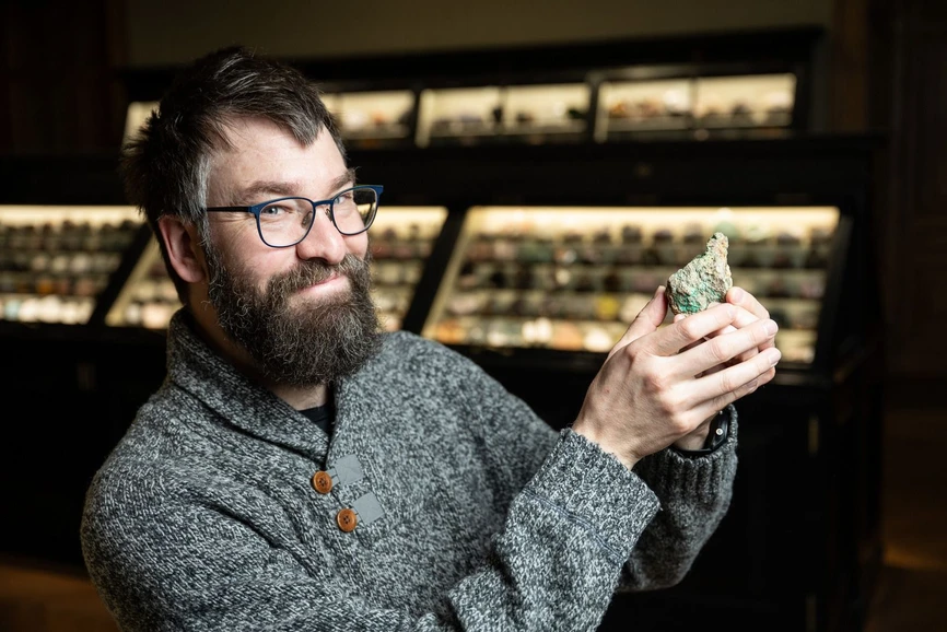 <p>René Volfík, FZU: The world's leading mineralogist Jakub Plášil has been unravelling complex crystal structures and discovering new minerals for years.</p>